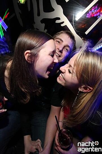 Feuchte Küsse zu den harten Beats gab es auf der "Vakant Label Night" im Harry Klein. Mehr Bilder unter: www.nachtagenten.de