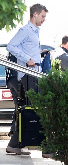 Mertesacker schiebt seinen Koffer