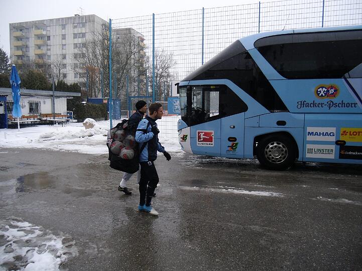 Hart , härter, Alexander Schmidt. Der Trainer des TSV 1860 schickte seine Jungs am Montagvormittag trotz klirrender Kälte, Schneeregen und schneebedeckten Trainingsplätzen raus zum Anschwitzen. Am Abend spielen die Löwen gegen den 1. FC Kaiserslautern. Die Bilder vom Matsch-Training