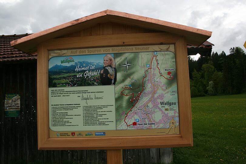 Bei der offiziellen Eröffnung zeigt Magdalena Neuner stolz "ihren" Wanderweg.