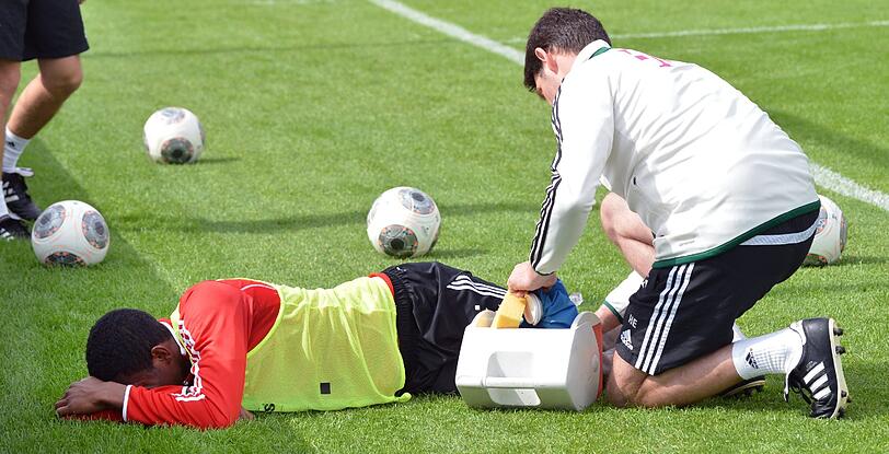 Mit schmerzverzerrtem Gesicht liegt der Österreicher am Boden: David Alaba hat sich im Trainingslager des FC Bayern am Knie verletzt. Die Bilder.