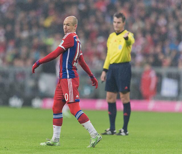 ARJEN ROBBEN NOTE 3
Oft zentral wie in Berlin, mal über den rechten Flügel. Wurde immer ungeduldiger, als das Spiel etwas einschlief. Wurde wegen Nasenbluten behandelt, danach noch galliger. Wollte unbedingt sein Tor.