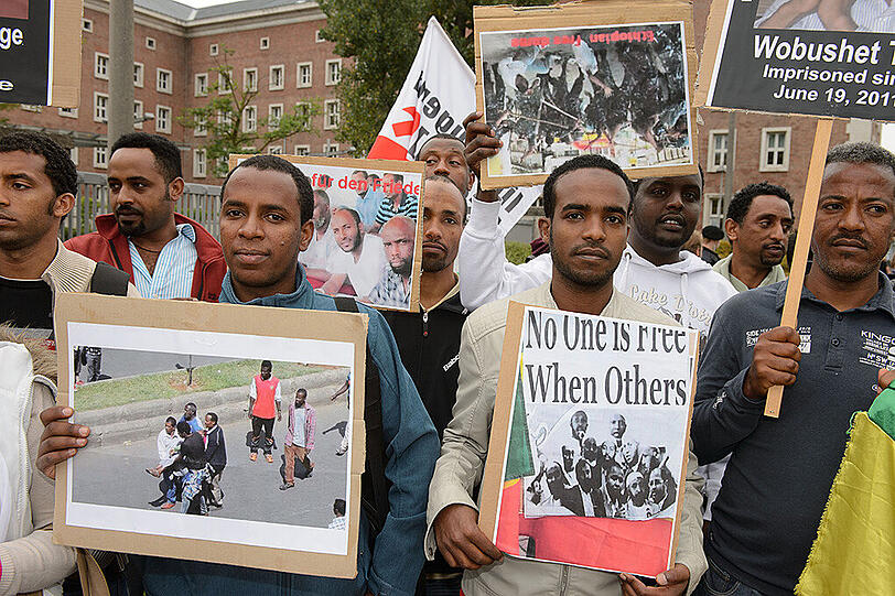 Flüchtlinge demonstrieren am 17.08.2015 in Nürnberg (Bayern) vor dem Bundesamt für Migration und Flüchtlinge (BAMF).