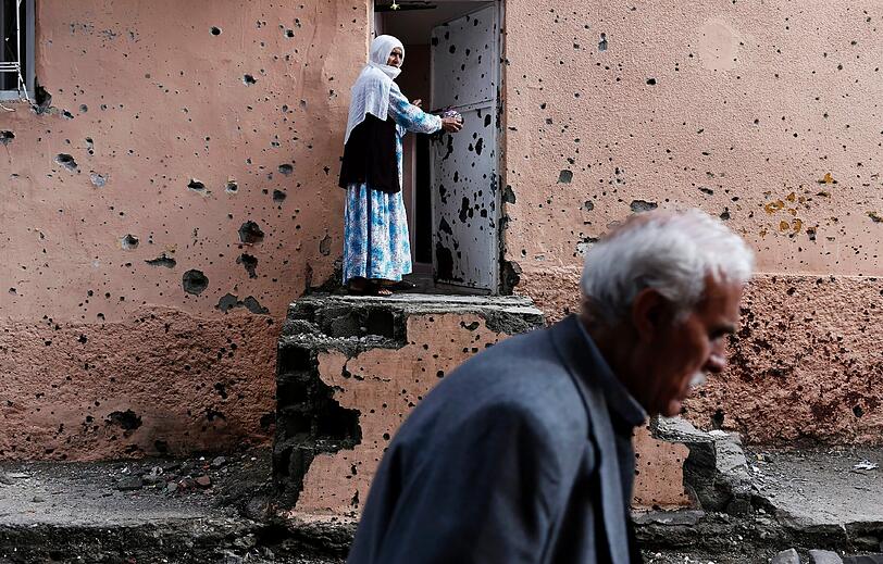 Eine Hauswand voller Schusslöcher nach einem Gefecht zwischen türkischen Soldaten und PKK-Anhängern.