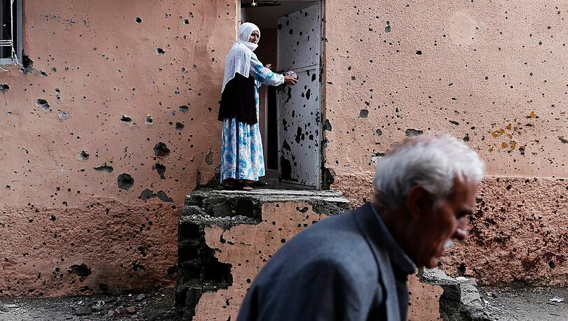 Eine Hauswand voller Schusslöcher nach einem Gefecht zwischen türkischen Soldaten und PKK-Anhängern. Eine Hauswand voller Schusslöcher nach einem Gefecht zwischen türkischen Soldaten und PKK-Anhängern.