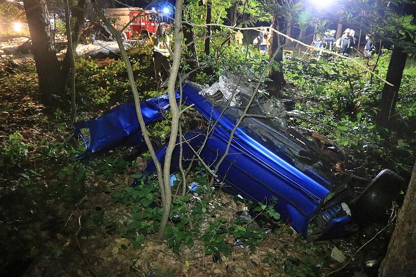 Von dem BMW ist nicht mehr viel zu erkennen. Der Fahrer war sofort tot.