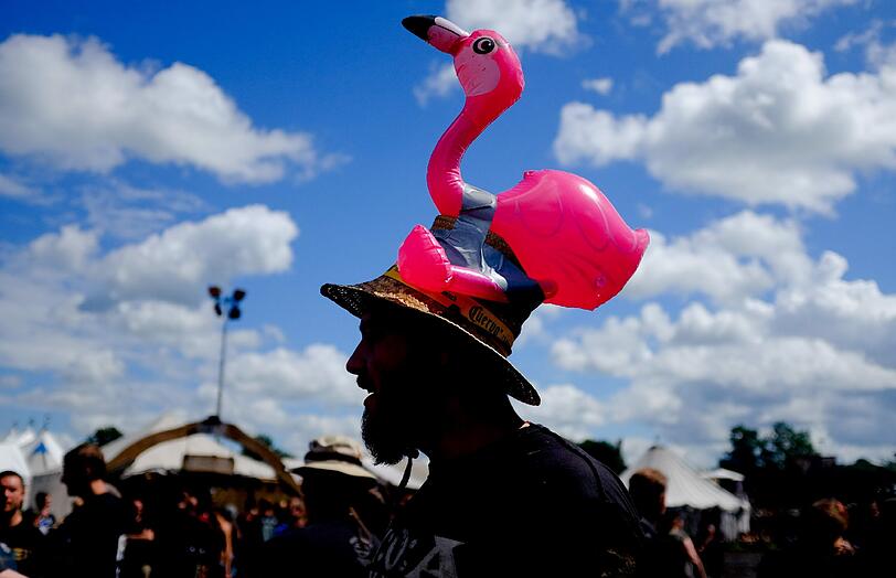 Fast so wie bei Pferderennen: Hüte in sämtlichen Farben und Formen sind auf dem Wacken herzlich willkommen.