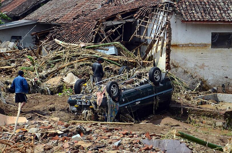 In der Region Garut traten Flüsse über die Ufer und überfluteten Wohngebiete. Foto: Daenk