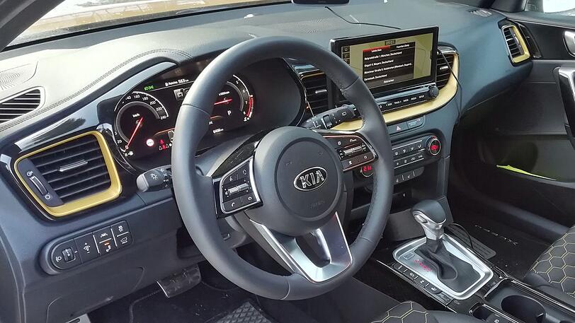 Der Kia XCeed erfreut den Fahrer mit einem volldigitalen Cockpit.
