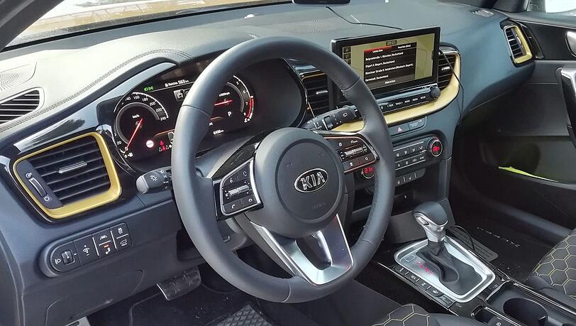 Der Kia XCeed erfreut den Fahrer mit einem volldigitalen Cockpit.
