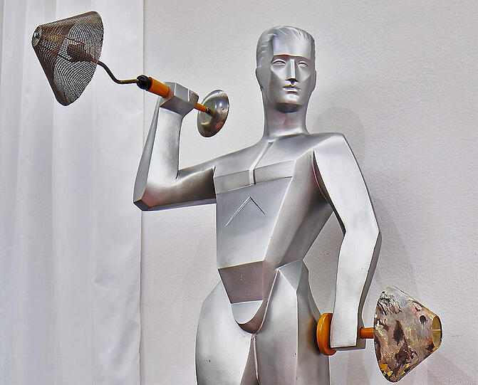 Kunst: Haus der Kunst - "Innenleben" Die Zeit sitzt auf Sofas und in Schrankwänden. Möbel sind für Henrike Nauman das ideale Medium, um geschichtliche Veränderungen sichtbar zu machen. Ob das nun die futuristisch-verspielten Einrichtungen der 90er-Jahre sind, die viel über den Konsumwahn nach der Wende erzählen, oder &ndash; in ihrer Arbeit "Ruinenwert" &ndash; die originalen 30er-Jahre-Tische und Sitzgruppen aus dem ehemaligen Kunsttempel der Nazis. Beides hat die Künstlerin raffiniert gemischt und den Salon in Hitlers Feriendomizil am Obersalzberg maßstabsgerecht rekonstruiert. Wohnästhetik und nationalistische Symbolik gehen eine eigentümliche Verbindung ein. Naumann bemüht die Geschichte und meint die Gegenwart. Wobei die 35-Jährige ihre eigenen Erfahrungen hat. Aufgewachsen in Zwickau erlebte sie die rechte Radikalisierung ihrer Schulfreunde und weiß: Auch auf weichen Couchkissen können sich kleine Hakenkreuze tummeln.