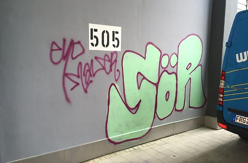 Die beiden 18-jährigen Schülerinnen sind für mehrere Graffitis in Giesing verantwortlich.