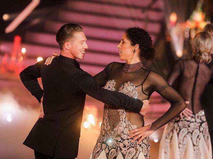 Ex-Fußballerin Steffi Jones und Valentin Lusin tanzen in der RTL-Tanzshow "Let's Dance" im Coloneum.