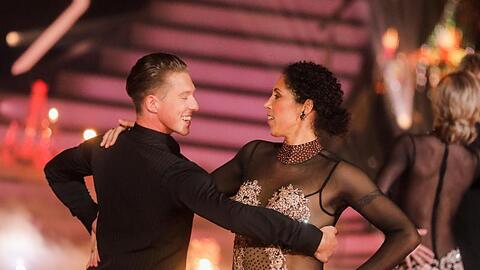 Ex-Fußballerin Steffi Jones und Valentin Lusin tanzen in der RTL-Tanzshow "Let's Dance" im Coloneum.