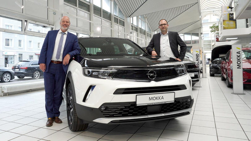 Häusler-Geschäftsführer Michael Rappl und Opel-Markenverantwortlicher Sasa Djordjevic mit dem neuen Opel Mokka in der Zentrale in der Landsberger Straße, München.