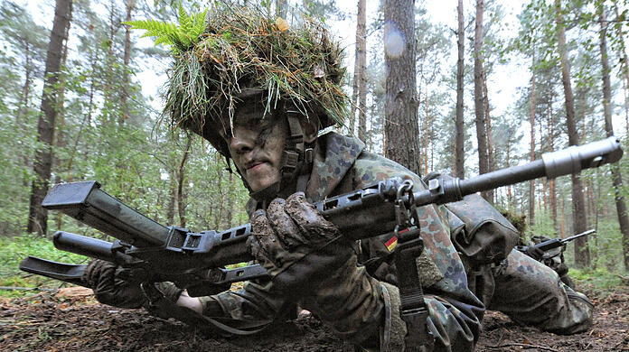 „Alle krochen sie durch denselben Dreck und wurden auf dieselbe Weise bestraft“: Bundeswehr-Soldaten bei der Grundausbildung.