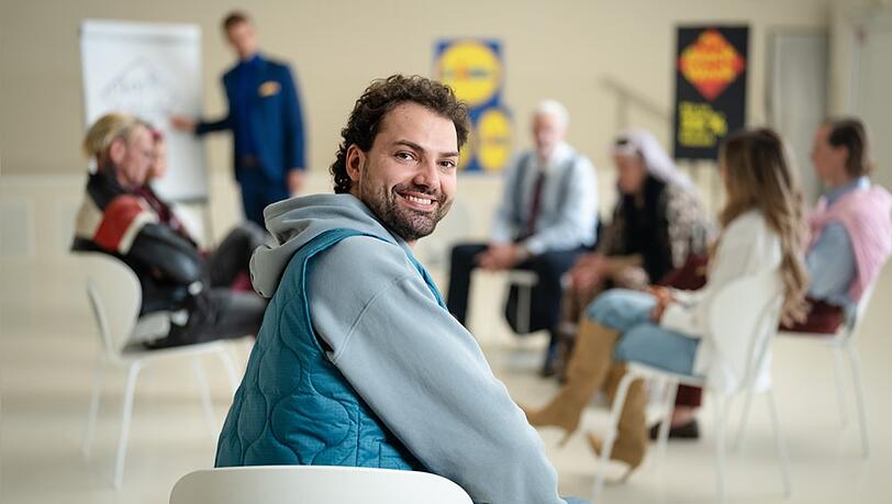 Jimi Blue Ochsenknecht in der Selbsthilfe-Gruppe "Sparen lernen". Jimi Blue Ochsenknecht in der Selbsthilfe-Gruppe "Sparen lernen".