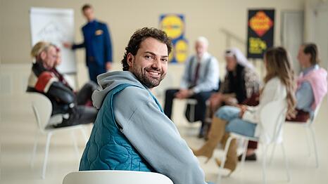 Jimi Blue Ochsenknecht in der Selbsthilfe-Gruppe "Sparen lernen".