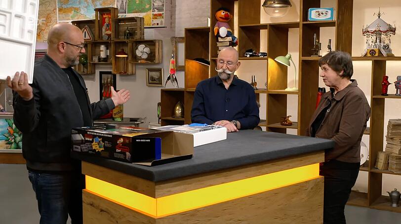 Bevor er das Spielsystem öffnete, fragte Deutschmanek sicherheitshalber: "Darf ich?" Bevor er das Spielsystem öffnete, fragte Deutschmanek sicherheitshalber: "Darf ich?"