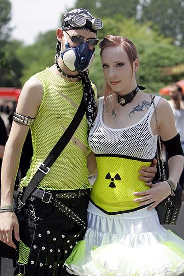 Mit Mundschutz und Netzhemden geschützt vor den nuklearen Supergau? Ob diese Schutzkleidung im Ernstfall hilft ist fraglich.