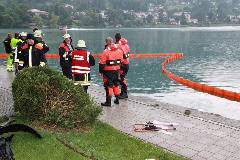 In einem im Tegernsee versunkenen Auto ist am Mittwochabend ein Rentner umgekommen, eine Frau wurde schwer verletzt. Nach Angaben der Polizei hatte die 91 Jahre alte Fahrerin in Rottach-Egern (Landkreis Miesbach) bei ihrem Automatikwagen die Pedale verwechselt und war dadurch im See gelandet, das Fahrzeug ging zwei bis drei Meter unter. Die Einsatzkräfte konnten die drei Insassen bergen, für einen 87 Jahre alten Mann kam allerdings jede Hilfe zu spät. Die Bilder von der Unfallstelle.