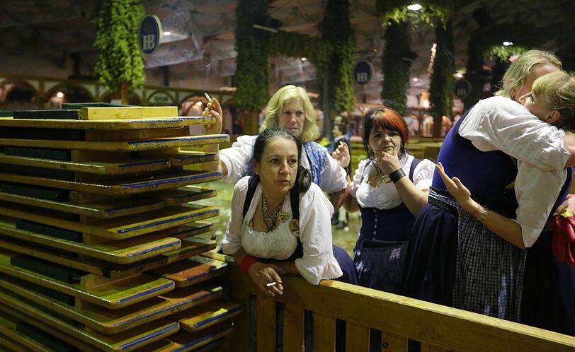 Die emotionalsten Bilder vom Wiesn-Kehraus: Bedienungen feiern am 07.10.2012 in München den traditionellen Kehraus im Höfbräu-Festzelt und beschließen damit ihre arbeitsreiche Zeit auf dem Oktoberfest. Nach 14-tägiger Dauer ging am Sonntag das 179. Oktoberfest zu Ende.