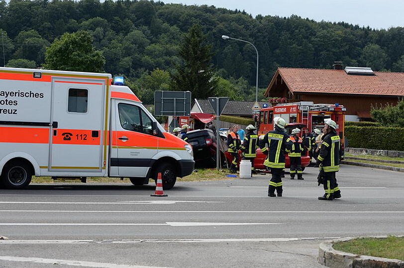Schwerer Unfall am Bahnübergang St. Georgen: Zwei Autos sind so heftig aneinander gekracht, dass sich ein Pkw überschlug und auf dem Dach liegen blieb. Die Bilder...
