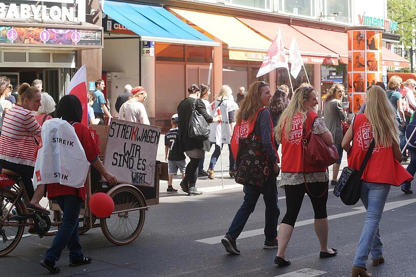 Weitere Bilder der Demonstration der Erzieherinnen und Erzieher am Montag in München