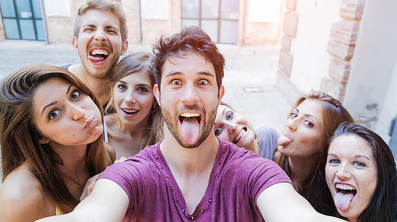 Eine Gruppe von Freunden knipst ein Selfie