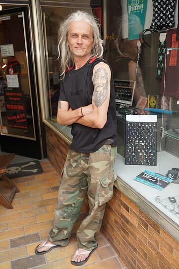 Indi mag Tattoos, Flip-Flops und Camouflagehosen.
