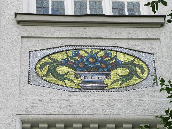 An den Fassaden prangen kunstvolle Mosaike...