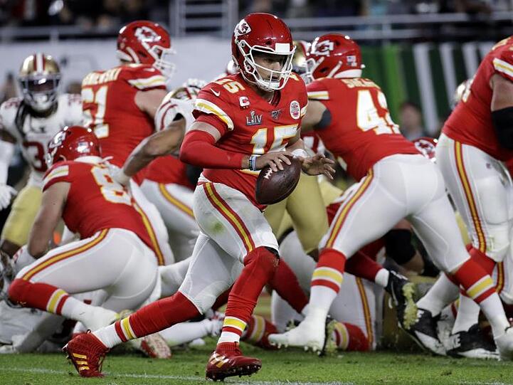 Quarterback Patrick Mahomes von den Kansas City Chiefs läuft zu einem Touchdown.