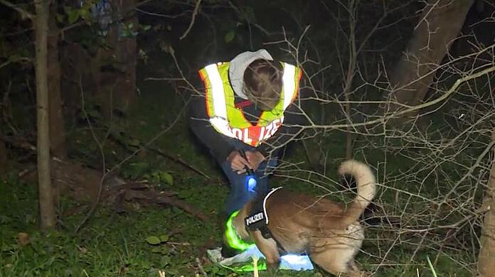 Ein Spürhund sucht nach einem vermissten Mann in Berlin. Nach dem Fund von Überresten eines seit rund zwei Monaten vermissten Mannes aus Berlin gibt es Hinweise auf Kannibalismus.