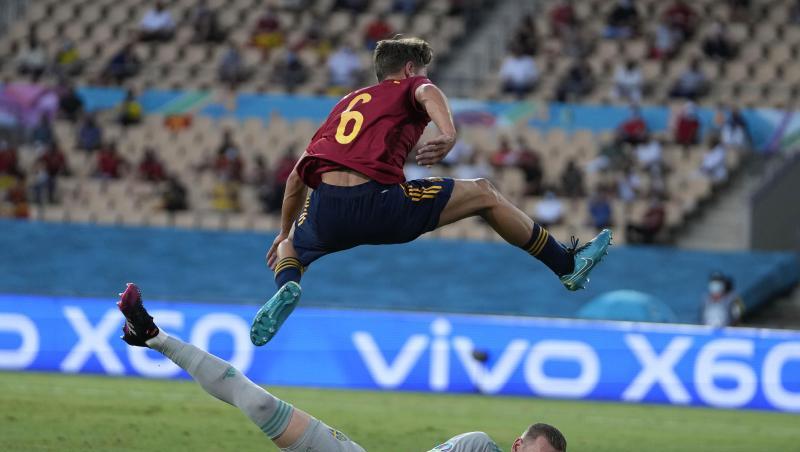 Schwedens Torhüter Robin Olsen (unten) rettet vor dem Spanier Marcos Llorente. Schwedens Torhüter Robin Olsen (unten) rettet vor dem Spanier Marcos Llorente.