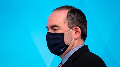 Hubert Aiwanger nimmt nach einer Kabinettssitzung an einer Pressekonferenz teil.