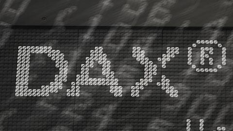 Das Wort "Dax" steht im Handelssaal der Frankfurter Wertpapierbörse an einer Tafel.