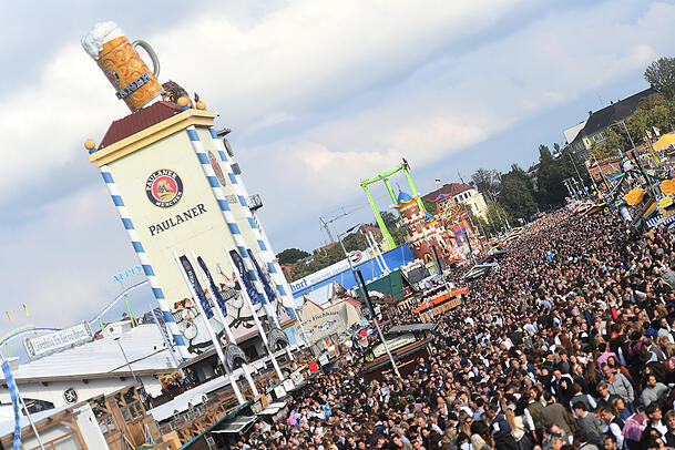 300.000 Menschen gleichzeitig sollen am Samstagabend auf der Wiesn gewesen sein. Die Situation wurde unübersichtlich und die Festleitung musste Maßnahmen ergreifen (Symbolbild).