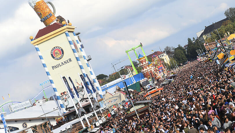 300.000 Menschen gleichzeitig sollen am Samstagabend auf der Wiesn gewesen sein. Die Situation wurde unübersichtlich und die Festleitung musste Maßnahmen ergreifen (Symbolbild).