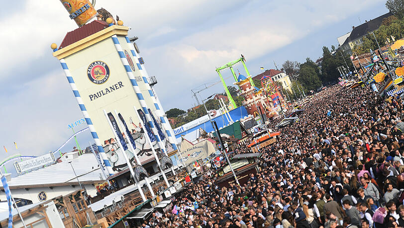 300.000 Menschen gleichzeitig sollen am Samstagabend auf der Wiesn gewesen sein. Die Situation wurde unübersichtlich und die Festleitung musste Maßnahmen ergreifen (Symbolbild). 300.000 Menschen gleichzeitig sollen am Samstagabend auf der Wiesn gewesen sein. Die Situation wurde unübersichtlich und die Festleitung musste Maßnahmen ergreifen (Symbolbild).