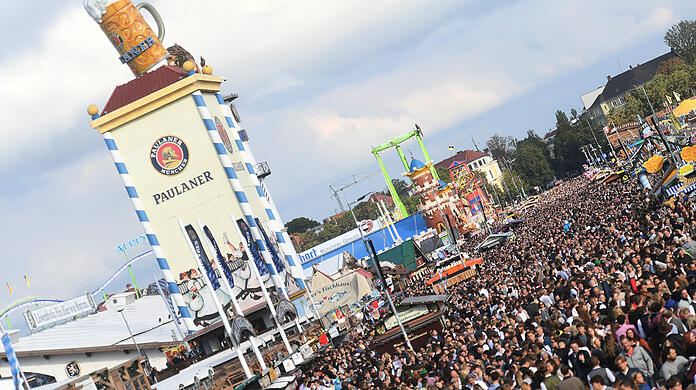 300.000 Menschen gleichzeitig sollen am Samstagabend auf der Wiesn gewesen sein. Die Situation wurde unübersichtlich und die Festleitung musste Maßnahmen ergreifen (Symbolbild).