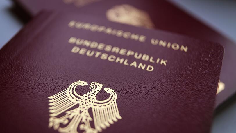 Normalerweise bekommt man nur einen Reisepass. Jetzt hat ein Gericht aber eine Ausnahme erlaubt, die einiges erleichtern könnte. (Symbolbild)
