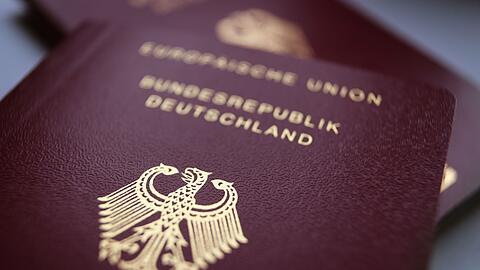 Normalerweise bekommt man nur einen Reisepass. Jetzt hat ein Gericht aber eine Ausnahme erlaubt, die einiges erleichtern könnte. (Symbolbild)