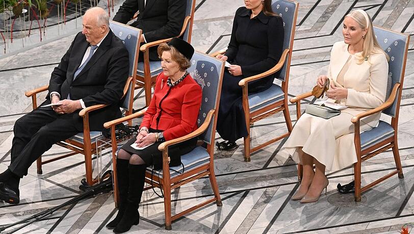 K&ouml;nig Harald und K&ouml;nigin Sonja (vorne) mit Mette-Marit (re.) bei der Nobelpreisverleihung Anfang Dezember.
