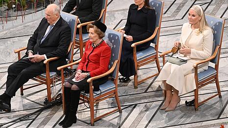 K&ouml;nig Harald und K&ouml;nigin Sonja (vorne) mit Mette-Marit (re.) bei der Nobelpreisverleihung Anfang Dezember.
