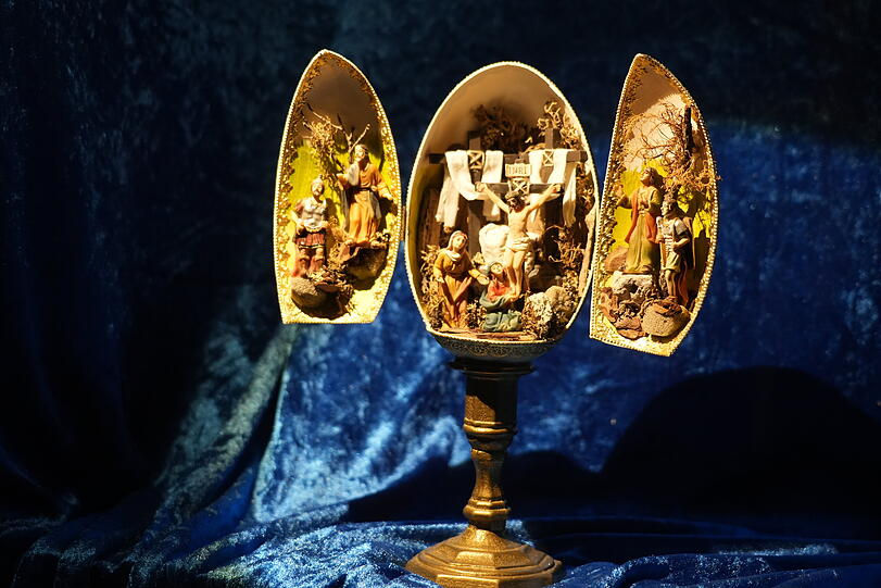 Filigrane Arbeit: die Kreuzigung in einem Nandu-Ei.