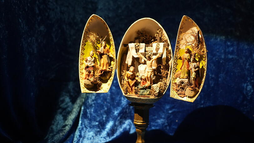 Filigrane Arbeit: die Kreuzigung in einem Nandu-Ei.