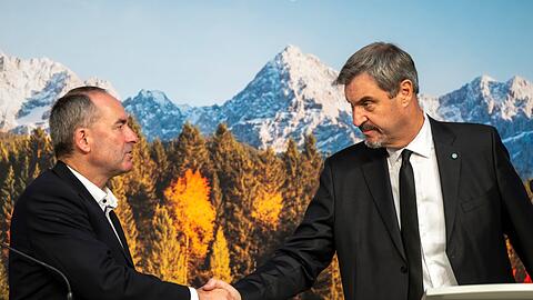 Aiwanger und S&ouml;der - die beiden Parteichefs f&uuml;hren seit Jahren die Koalition von CSU und Freien W&auml;hlern in Bayern an. Nach den j&uuml;ngsten Verlusten der CSU bei der Kommunalwahl ist das Verh&auml;ltnis aber angespannt. (Archivbild)