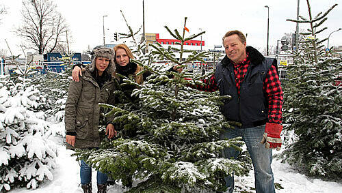 Die Weihnachtsbaum-Experten: Rupert Bauer, seine Tochter Anita (l.) und Mitarbeiterin Jessy Michels beraten AZ-Leser bei der Rabatt-Aktion. Die Weihnachtsbaum-Experten: Rupert Bauer, seine Tochter Anita (l.) und Mitarbeiterin Jessy Michels beraten AZ-Leser bei der Rabatt-Aktion.