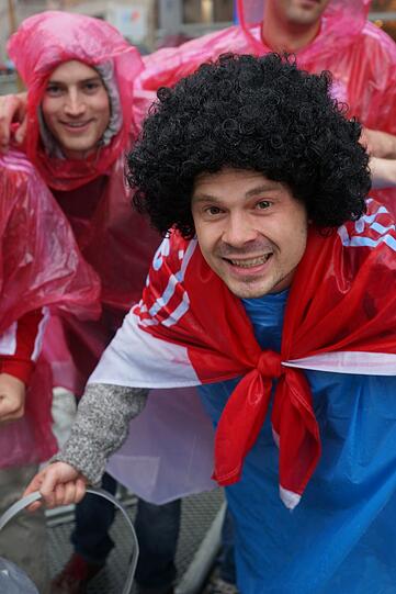 Das lange Warten auf die Pokalhelden. Es regnet und regnet und dennoch warten schon tausende Bayern-Fans auf das Eintreffen der Bayern-Stars. Die Bilder vom Marienplatz
