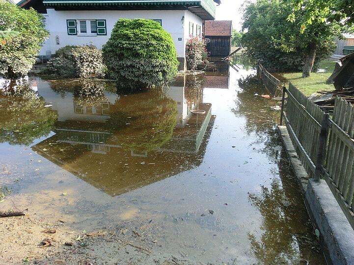 Das Hochwasser am Haus der Familie Schmid.